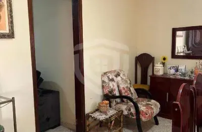 Casa a venda no jardim araruna, com 3 quartos, 2 salas e duas vagas de garagem.