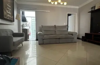 Aluga-se lindo sobrado em condominio fechado, com ótima distribuição, localização e área de lazer.