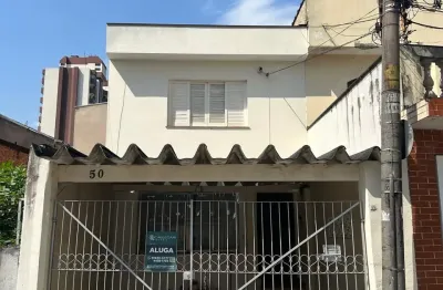 Aluga-se sobrado, em ótima localização e distribuição, em região central de santo andré, muito próximo ao comércio em geral.
