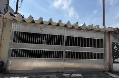 Aluga-se casa térra, com excelente localização e distribuição