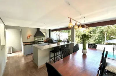 Casa à venda em cotia, granja viana ii, com 3 suítes, com 302 m²