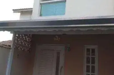 Sobrado com 2 dormitórios, sendo 1 suíte e área gourmet no outeiro de passárgada
