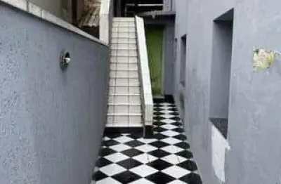 Sobrado individual com 180m², 3 dorm (1 suíte), 2 vagas e churrasqueira em parqu