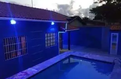 Linda casa de praia com 2 dorm (1 suíte), 1 vaga e área gourmet com churrasqueir