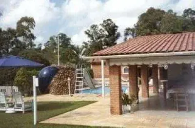 Casa mobiliada em tereno de 1500m² com 4 dorm, piscina, churrasqueira no condomí