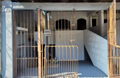 Casa com 150m², 2 dormitórios, 1 vaga, sala, cozinha e área de serviço em baruer