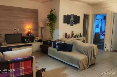 Ótima casa semi-mobiliada com 200m², 4 dorms(1 suíte), 2 vagas e ótima localizaç