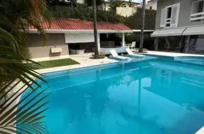 Alphaville 10 - casa com 694m², 4 suítes, 4 vagas, sauna e churrasqueira em sant