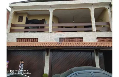 Sobrado espaçoso e moderno com 4 vagas de garagem e cozinha planejada