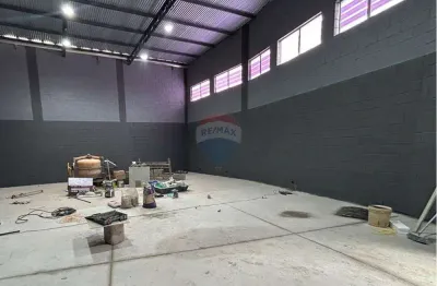 Oportunidade em mauá: galpão 234m² com piso usinado e pé-direito alto