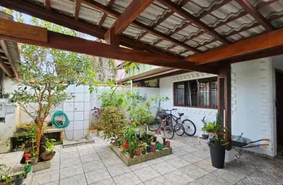 Casa frente rua em perfeita localização do centro de bertioga !!