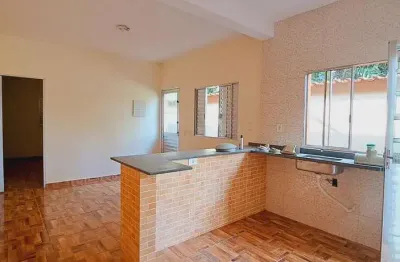 Casa térrea em vista linda com 3 dormitórios  à  15min de caminhada da praia.