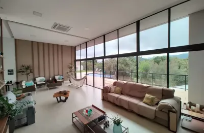 Maravilhosa casa térrea com 367m² de área construída com 3  suítes no condomínio terras alvorada - medeiros
