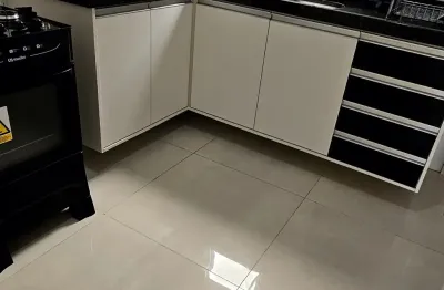 Excelente sobrado com 2 dormitórios para venda ou locação à 300 metros da praia localizado na aviação - praia grande-sp