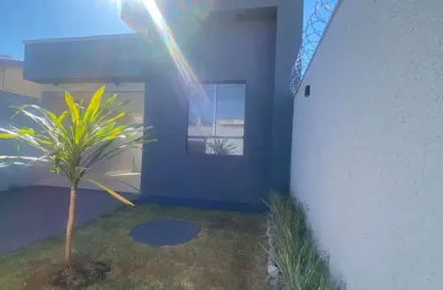 Linda casa nova, 3 quartos com suite, acabamento de alto padrão, quintal grande. jd. buriti sereno