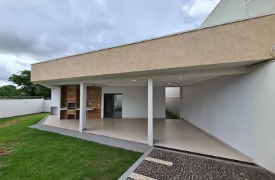 Linda casa de esquina, 3 quartos com suite, 4 vagas de garagem, nova, repleta em armarios, em frente ao parque st. faiçalville