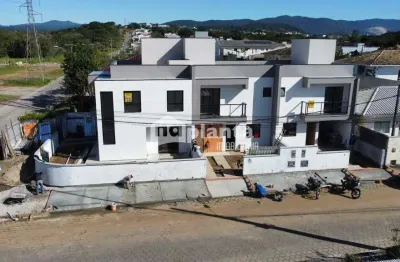 Sobrado à venda no Bairro Forquilhas em São José-SC, com 2 quartos, 2 suítes, 2 vagas