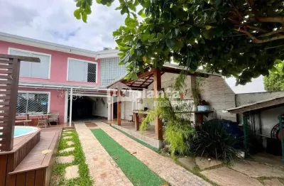 Casa à venda no Bairro Barreiros em São José-SC, com 3 quartos, 1 suíte, 3 vagas
