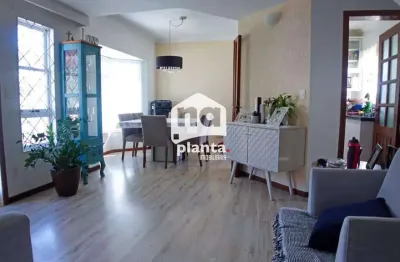 Casa à venda no Bairro Canto em Florianópolis-SC, com 4 quartos, 1 suíte, 2 vagas