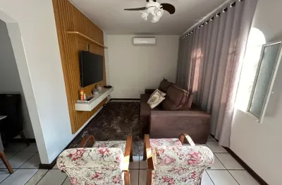 Linda casa na vila industrial, a 600m do parque do povo.
