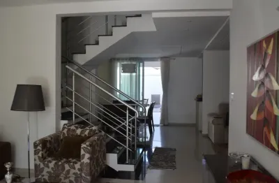 Execente sobrado condomínio ibiti royal com 3 suítes sendo uma térrea.