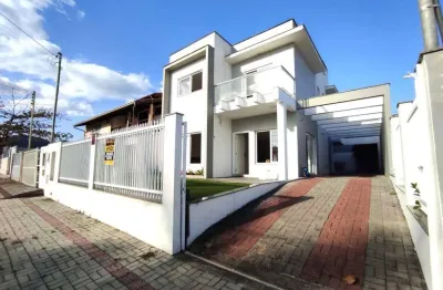 Casa mobiliada com 5 dormitórios à 170 metros do mar