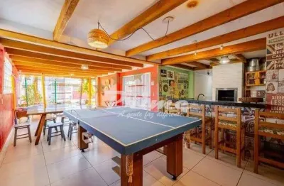 Casa com piscina á venda no bairro zimbros - bombinhas/sc