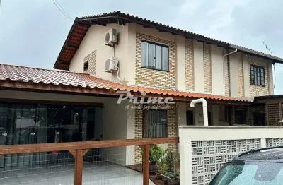 Sobrado geminado á venda no bairro zimbros - 200m do mar - bombinhas/sc