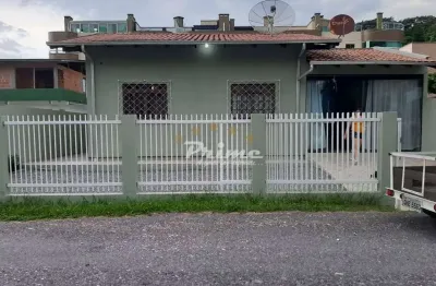 Casa mobiliada de 3 quartos à venda no bairro bombas - bombinhas/sc