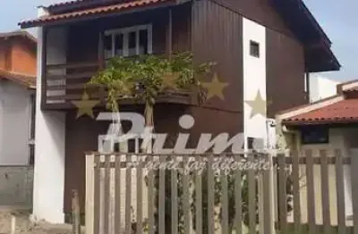 Sobrado de madeira de 2 andares para locação anual - bairro mariscal - bombinhas/sc