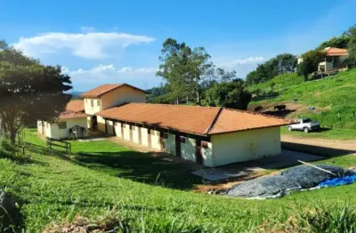 Centro hipico a venda um lugar único! sítio belíssimo excelente localização casa construída para morar com lareira, jacuzzi no centro hipico as baias, cocheiras, piquetes infraestrutura projetada