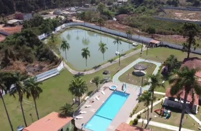 Sitio tem 15 mil metros com: 25 quartos, 33 banheiros, total 3 casas e 12 suítes em chalés, piscina semi olímpica com escorregador, campo de futebol e vôlei, churrasqueira, salão de festa, salão de jo