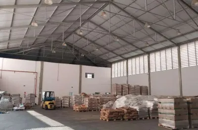 Galpão com docas para alugar na fazendinha santana parnaíba sp