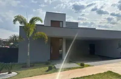 Luxuosa casa moderna em condomínio fechado com piscina e lazer completo!