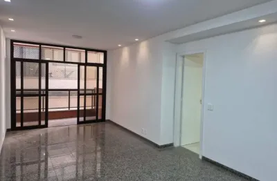 Espaçoso apartamento em rua tranquila de jardim icaraí com 3 quartos e planta versátil