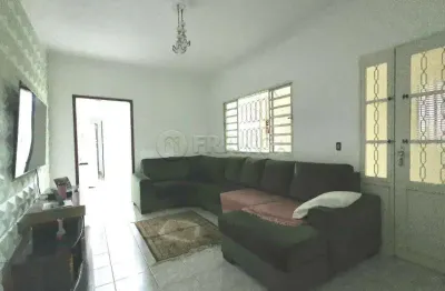 Casa com 2 dormitórios, quintal,  espaço gourmet. 1 vaga coberta, excelente localização!