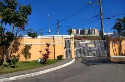 Confortável casa em condomínio em bairro que está valorizando muito.