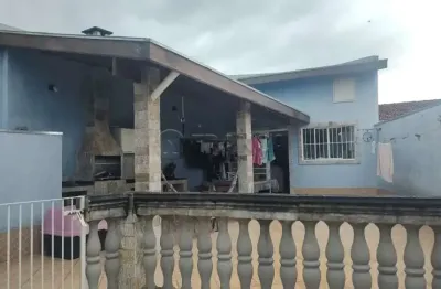 Casa com 2 dormitórios amplo quintal com espaço gourmet. excelente local