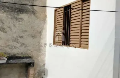 Casa com 2 quartos para alugar no Centro, Jacareí 