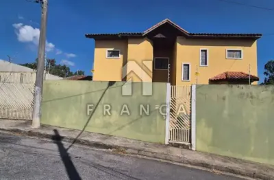 Sobrado espaçoso com 198 m² de construção e 4 dormitórios próximo ao centro