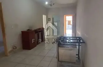 Casa - 3  dormitórios  sendo um suíte -  com quintal no  centro òtimo para comércio