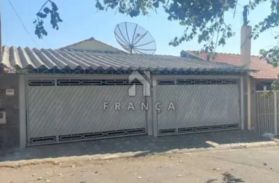 Excelente casa assobradada, espaçosa e ideal para famílias grandes. conta com 4 dormitórios, sendo 2 com sacada e 1 suíte.