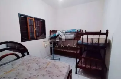 Casa a 650m da praia martim de sá, terreno amplo com casa individual!