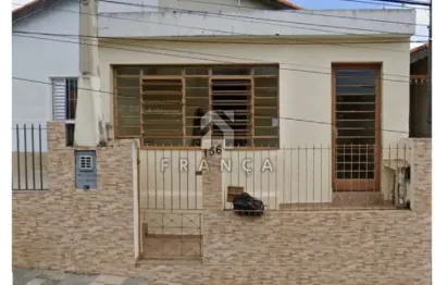 Casa na região central jacareí - 2 dormitórios com edícula.