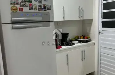 Belíssima casa em condomínio com 2 dormitórios, espaço gourmet  e excelente localização.