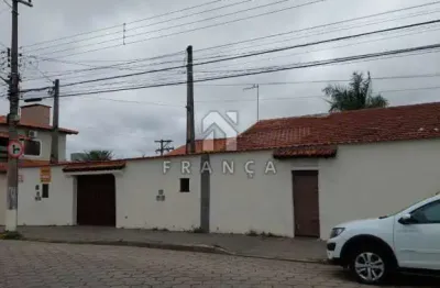 Casa em ótima localização , para diversos seguimentos seja na área de saúde , laboratórios , outros. acesso fácil para o centro de jacareí ou para são josé dos campos , casa com terreno disponível par