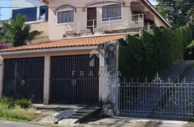 Excelente casa no centro da cidade próximo ao shoping ,escolas , supermercados, restaurantes, ubs...