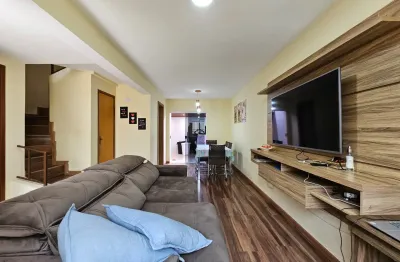 Sobrado a venda no cajuru | 3 dormitórios | suíte | 2 vagas de garagem