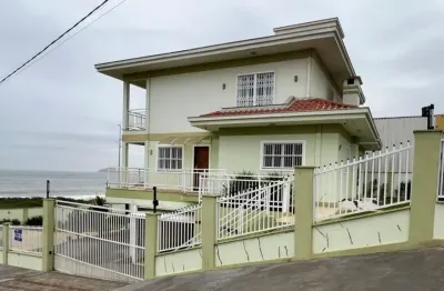 Espaçosa casa à venda em balneário piçarras, com 1 suíte + 5 dormitórios. ideal para quem busca conforto e espaço para toda a família. não perca essa oportunidade única!