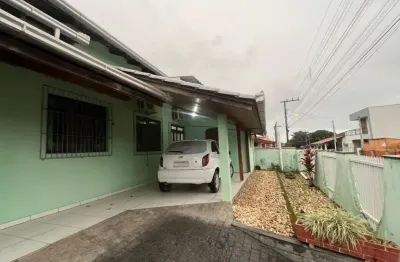 Linda casa averbada à venda no bairro armação, em penha! 1 suíte + 4 quartos, ótimo espaço e localização privilegiada